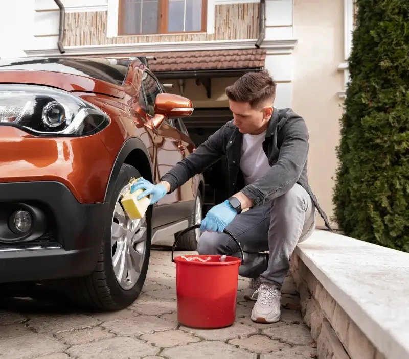 Lavage auto à domicile Feneu : professionnel intervenant sur un véhicule
